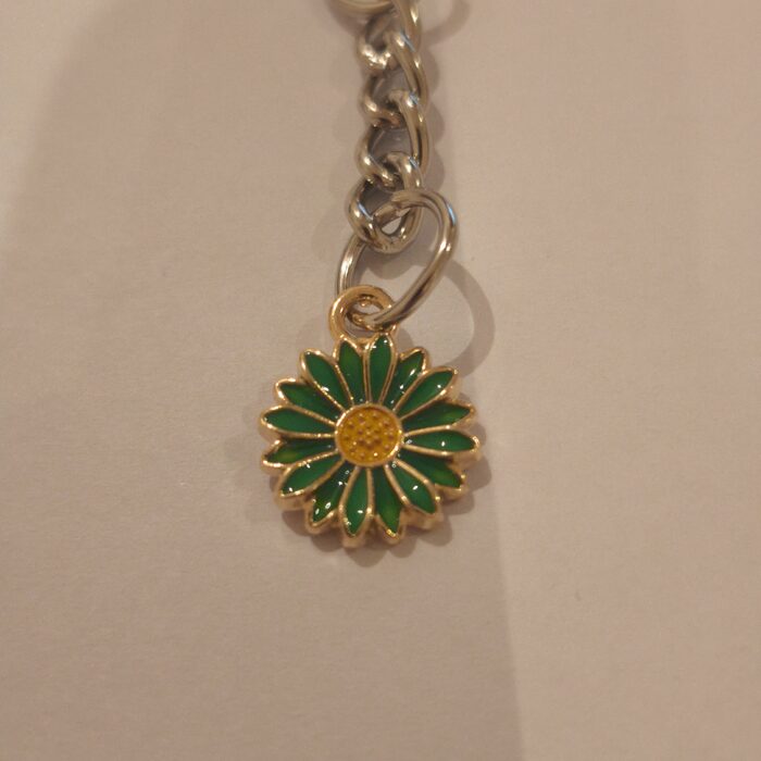 Green Pointed Daisy
